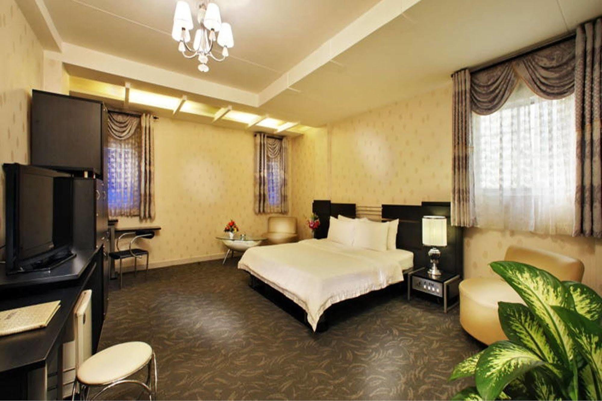 A&em - The Petit Hô Chi Minh-Ville